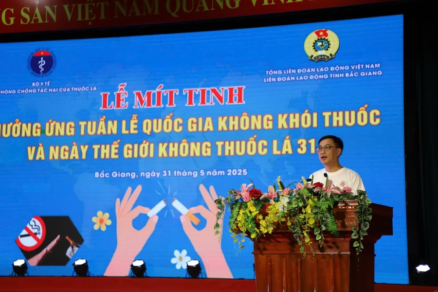 Ông Nguyễn Mạnh Hùng- Phó Chủ tịch thường trực Liên đoàn Lao động tỉnh Bắc Giang phát biểu hưởng ứng Lễ mít tinh. 
