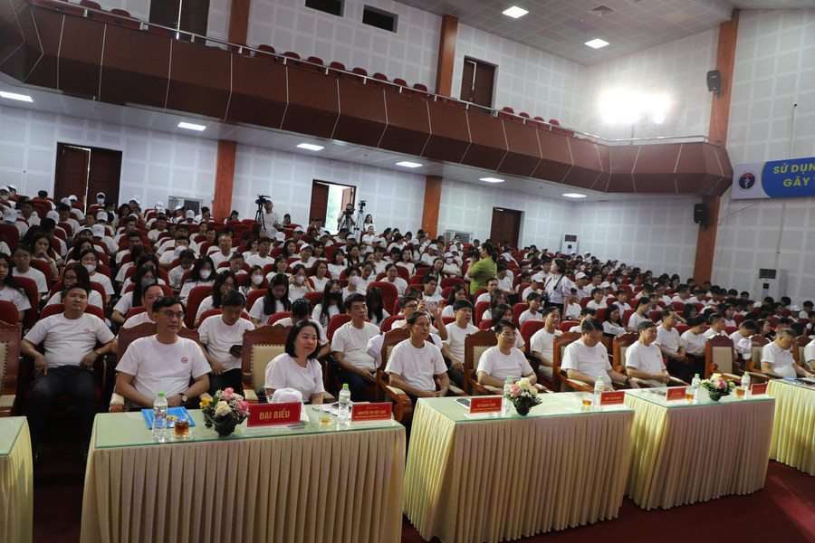 Các đại biểu tham dự chương trình. thuoc-la-1.jpg