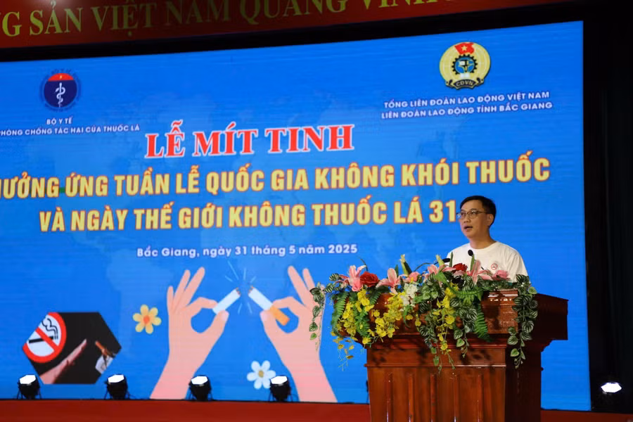 Ông Nguyễn Mạnh Hùng- Phó Chủ tịch thường trực Liên đoàn Lao động tỉnh Bắc Giang phát biểu hưởng ứng Lễ mít tinh. 