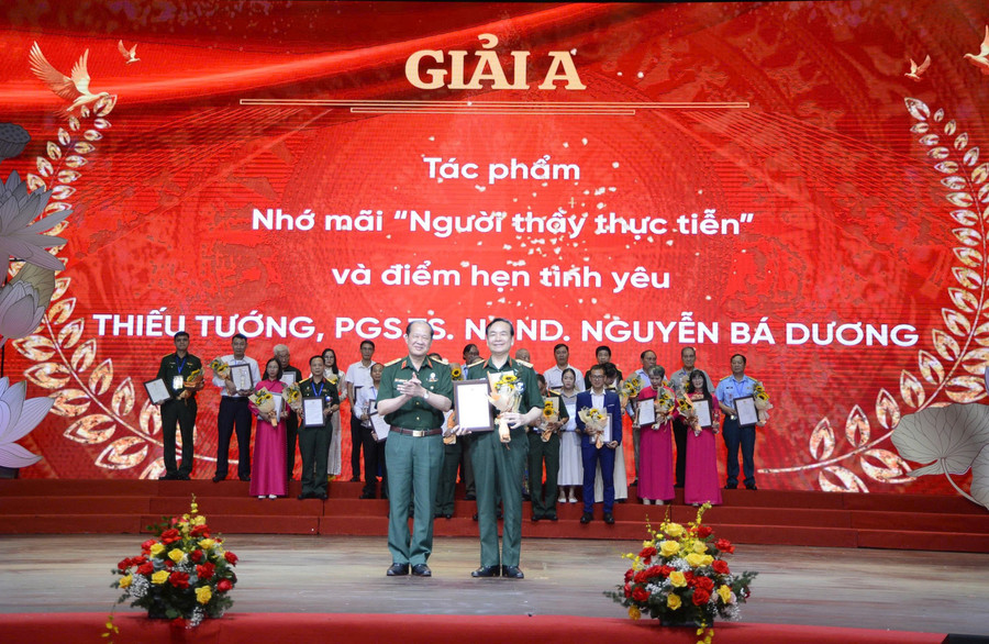 Tác phẩm đoạt giải A là “Người thầy thực tiễn và điểm hẹn tình yêu” của Thiếu tướng, Phó Giáo sư, Tiến sĩ, Nhà giáo nhân dân Nguyễn Bá Dương.