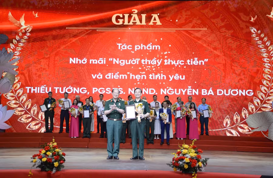 Tác phẩm đoạt giải A là “Người thầy thực tiễn và điểm hẹn tình yêu” của Thiếu tướng, Phó Giáo sư, Tiến sĩ, Nhà giáo nhân dân Nguyễn Bá Dương.