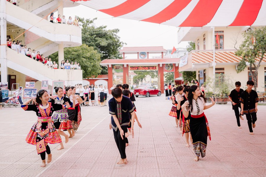 Trường PTTH Dân tộc nội trú Nghệ An biểu diễn văn nghệ.