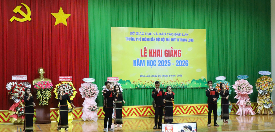 Học sinh Trường PTDTNT THPT N’Trang Lơng (Đắk Lắk) tự tin mặc trang phục văn hoá dân tộc vào các ngày lễ lớn tại trường.