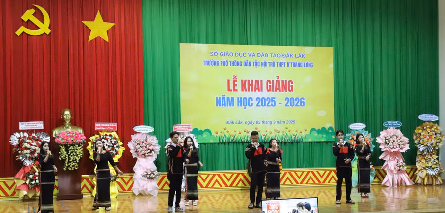 Học sinh Trường PTDTNT THPT N’Trang Lơng (Đắk Lắk) tự tin mặc trang phục văn hoá dân tộc vào các ngày lễ lớn tại trường.