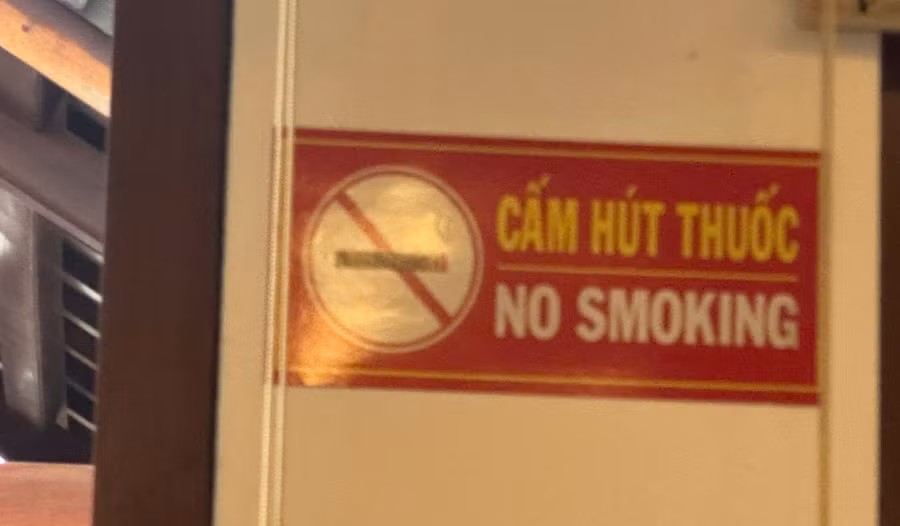 Bảng hiệu cấm hút thuốc lá được dán nhiều nơi trong trường học để nhắc nhở học sinh.