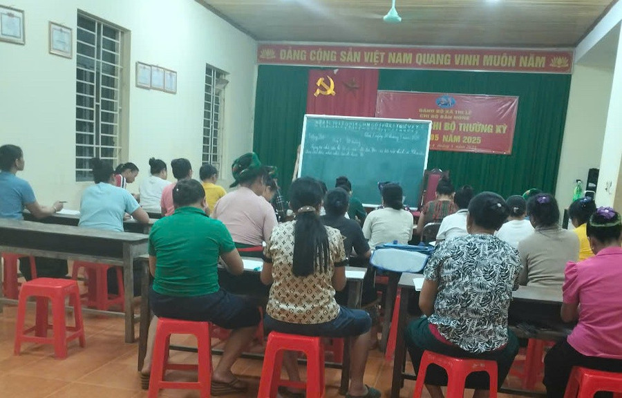 Quang cảnh lớp học. hoa-2.jpg
