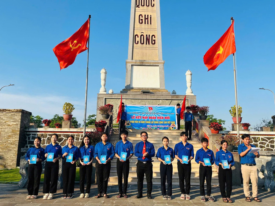 Thầy Zơ Răm Duy (thứ 6 từ phải sang) trong một hoạt động Đoàn với các em học sinh doan-3.jpg