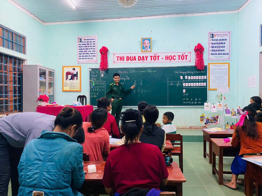 Một tiết học của lớp xoá mù chữ ở xã A Dơi. Ảnh NVCC. huu-3.jpg
