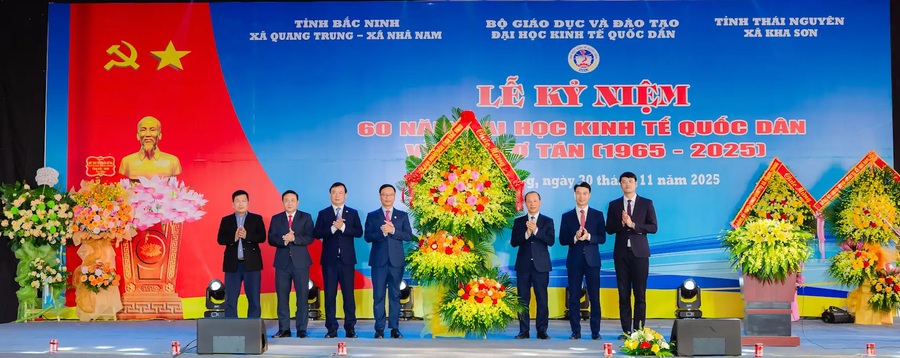 Đồng chí Mai Sơn – Phó Chủ tịch Thường trực UBND tỉnh Bắc Ninh tặng hoa chúc mừng.