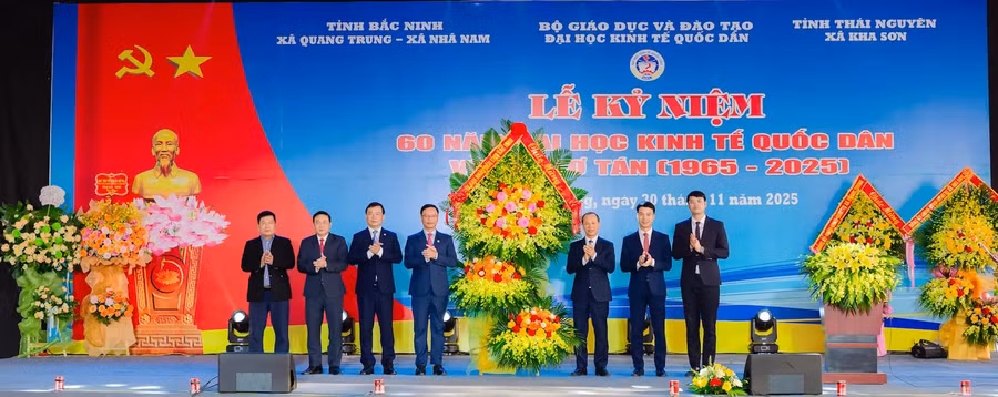 Đồng chí Mai Sơn – Phó Chủ tịch Thường trực UBND tỉnh Bắc Ninh tặng hoa chúc mừng.