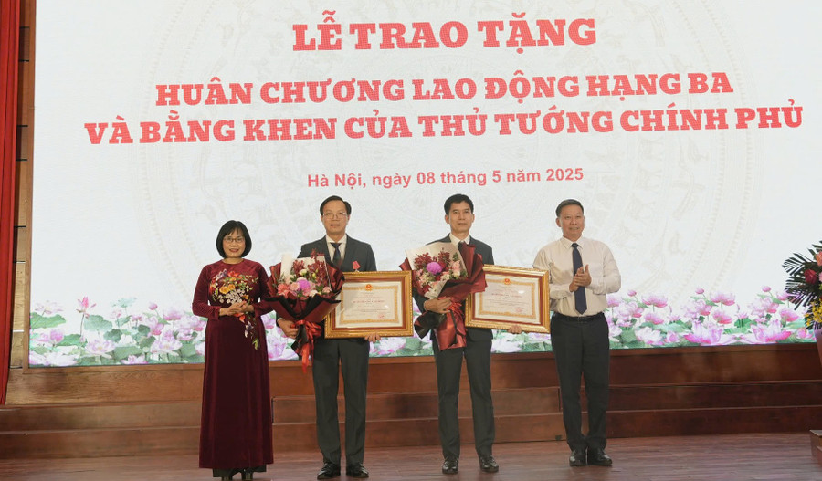 Ông Đoàn Trung Kiên (thứ hai bên trái)– Phó chủ tịch UBND tỉnh Tây Ninh, nguyên Hiệu trưởng Trường ĐH Luật Hà Nội nhận Huân chương Lao động hạng Ba. hoa-3.jpg
