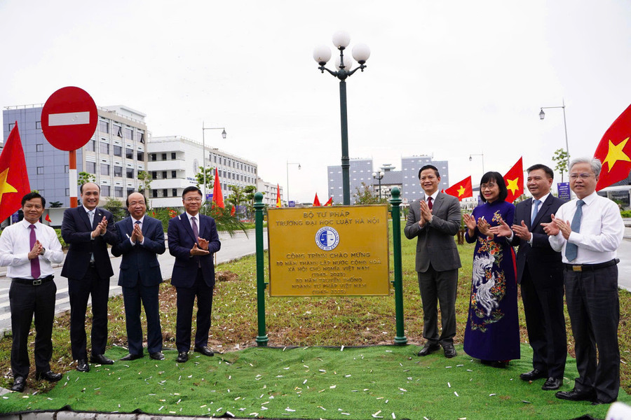 Phó Thủ tướng và các đại biểu gắn biển công trình Đại học Luật Hà Nội cơ sở 2. a-1.jpg