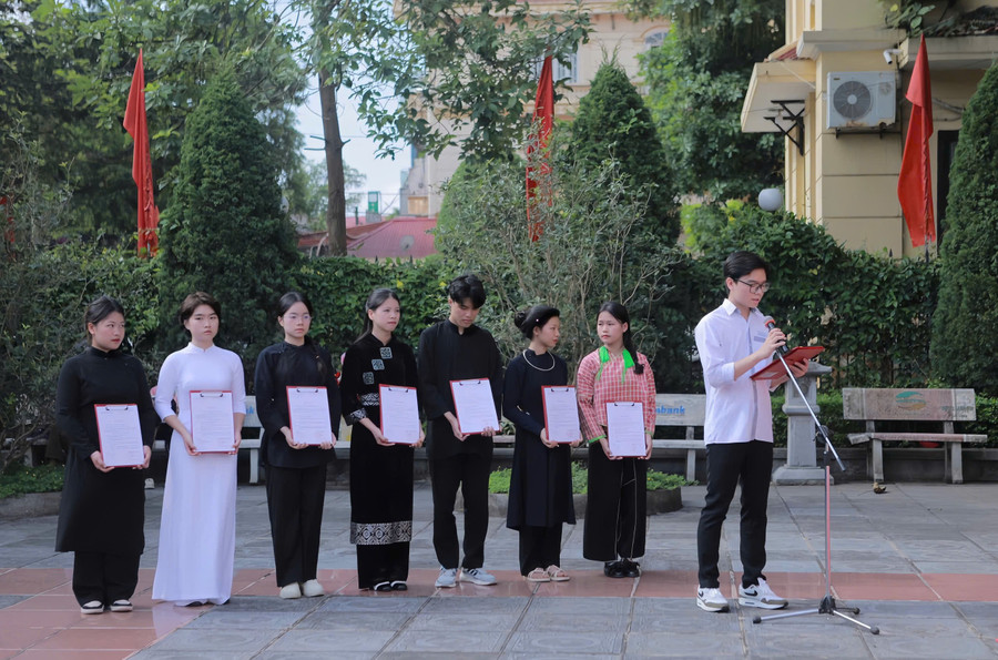Nữ sinh Lý Bích Nguyện (thứ 4 từ trái sang) được kết nạp Đảng khi còn sinh viên. nung-2.jpg