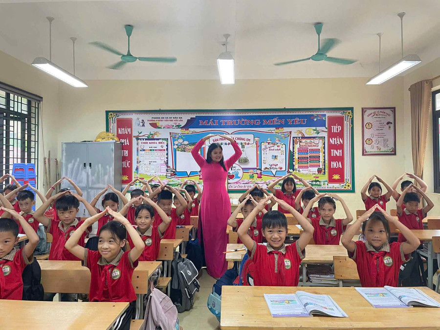 Cô giáo Hoàng Thị Thu Dần - giáo viên Trường PTDT Bán trú Tiểu học Cốc Lầu cùng học trò.