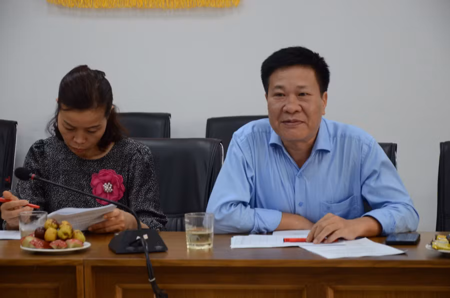 Ông Nguyễn Nho Huy – Phó vụ trưởng Vụ Công tác học sinh sinh viên, Bộ GD&ĐT trao đổi tại buổi chấm vòng chung khảo.