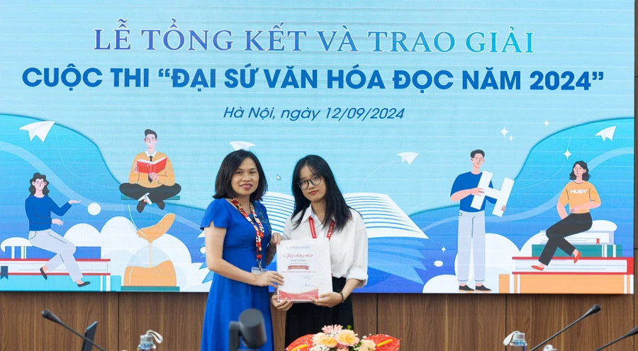 PGS.TS Phạm Thanh Huyền - Trưởng ban Công tác sinh viên, ĐH Bách khoa Hà Nội trao quà cho sinh viên đạt giải.