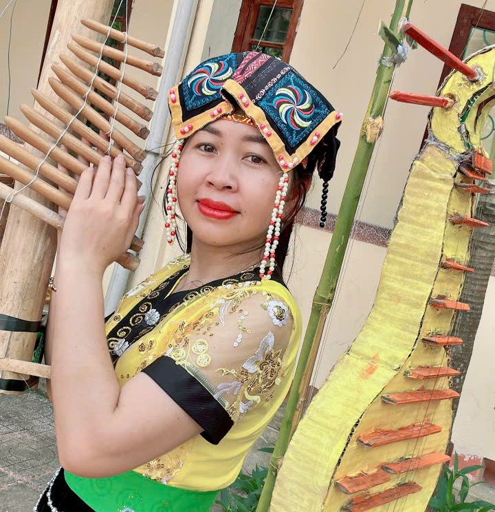 cô Nguyễn Thị Cẩm Tú, giáo viên Trường THCS & THPT Dân tộc Nội trú tỉnh Hà Tĩnh. cam-tu-1.jpg