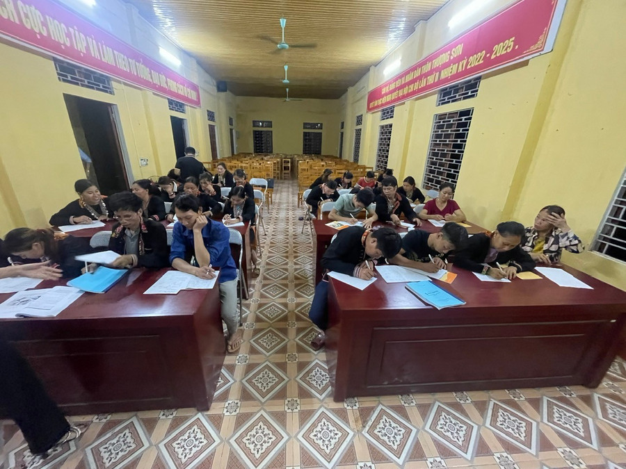 Lớp học xoá mù chữ ở Lạng Sơn được tổ chức tại nhà văn hoá thôn để thuận lợi cho người dân đến học.