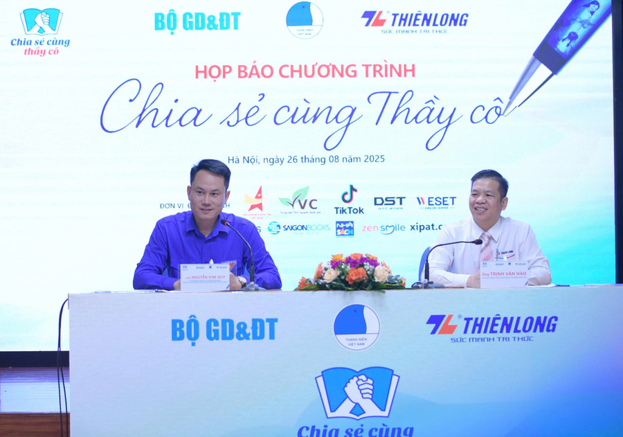 Ban tổ chức trả lời báo chí.