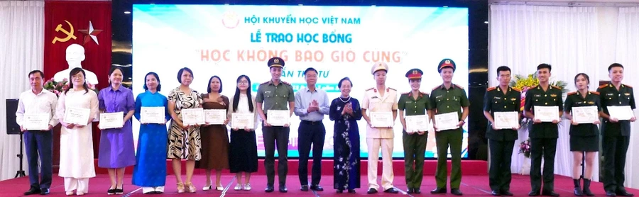 Phó thủ tướng Lê Thành Long và GS.TS Nguyễn Thị Doan trao học bổng "Học không bao giờ cùng". 