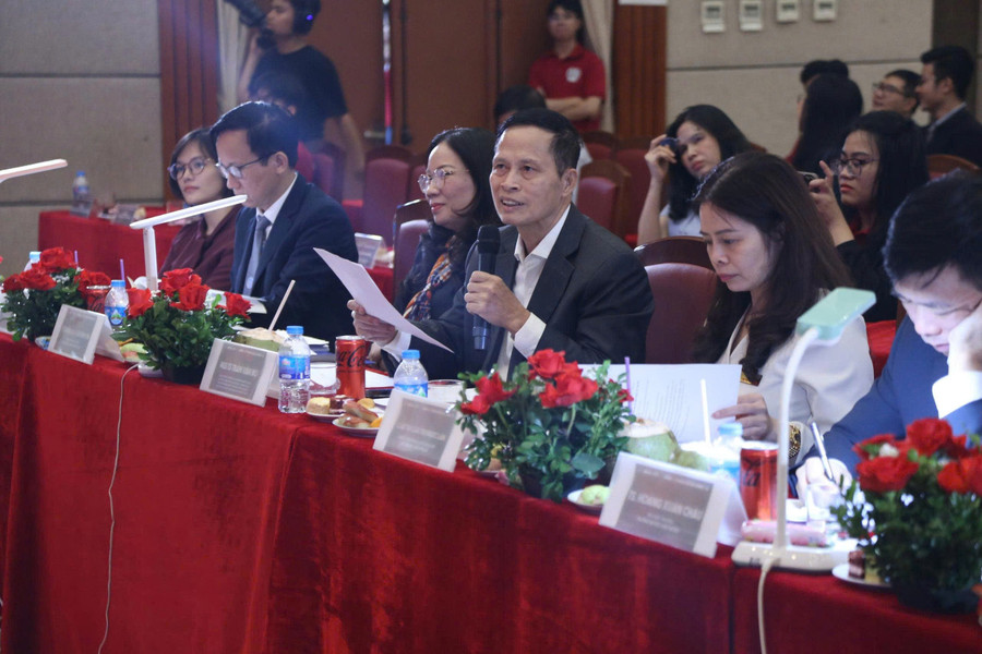 PGS.TS Trần Văn Độ – Nguyên Phó Chánh án TAND Tối cao, Nguyên Chánh án Tòa án Quân sự Trung ương đặt câu hỏi cho các đội. luat-1.jpg