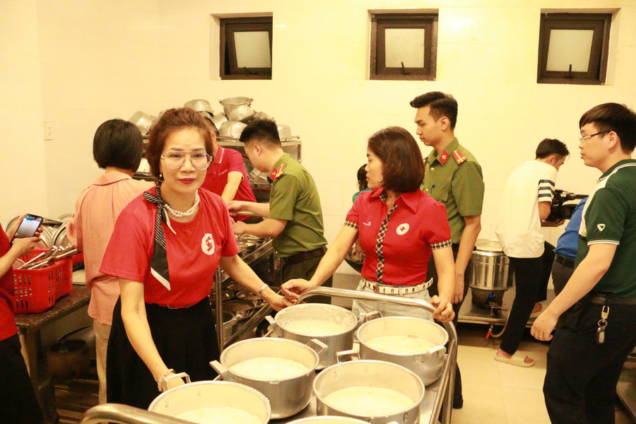 Những nồi cháo nóng hổi không chỉ cung cấp dinh dưỡng cũng như muốn nhắn gửi với thí sinh, các em dù ở xa gia đình nhưng thầy cô, cả xã hội luôn hướng về các em, đồng hành với các em. a-7.jpg