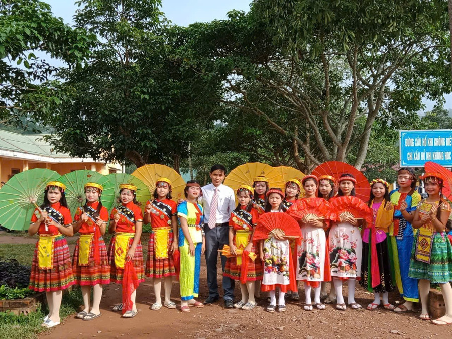 Thầy Hùng cùng học trò của mình. hung-2.jpg