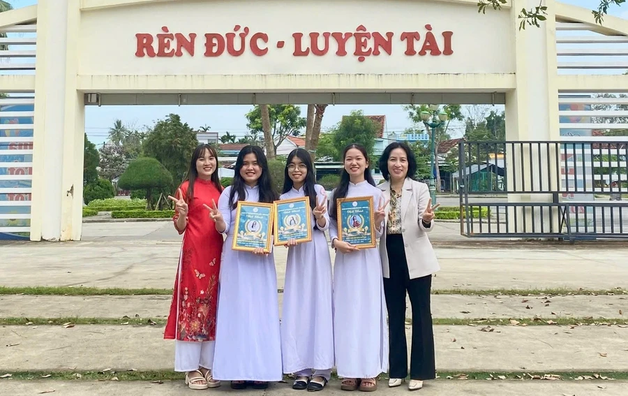 Cô Ngô Thị Minh Thủy (ngoài cùng bên phải) cùng học trò của mình. Ảnh NVCC.