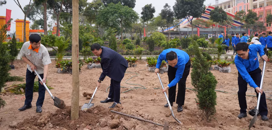 Lãnh đạo Trường CĐ Nghề Kỹ thuật Công nghệ cùng các đơn vị tổ chức trồng cây trong khuôn viên nhà trường.