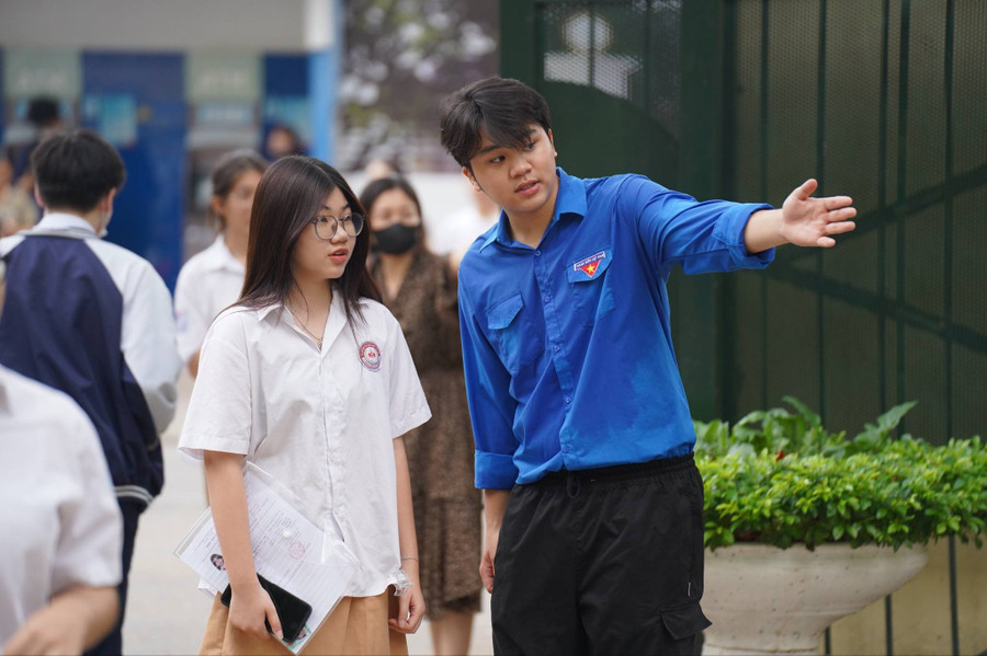 Tình nguyện viên hỗ trợ tối đa cho thí sinh. Ảnh Xuân Phú. thi-sinh-4.jpg