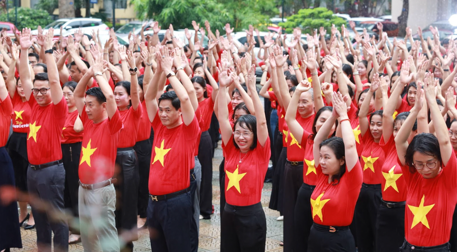 Các đại biểu hát vang ca khúc cách mạng hào hùng tái hiện khí thế mùa thu lịch sử. 3.png