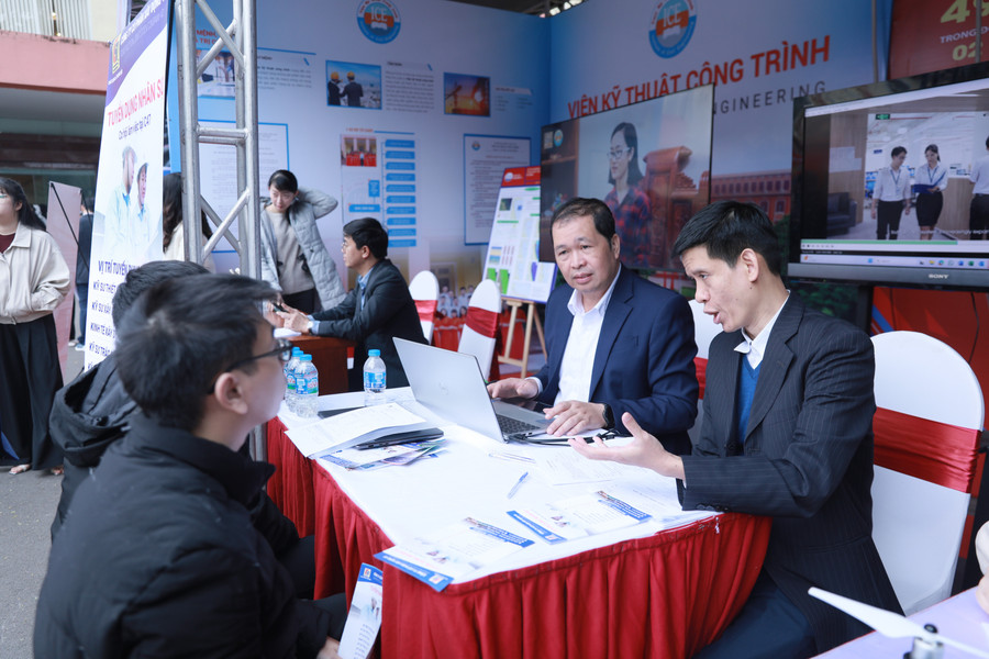 Nhiều sinh viên đến phỏng vấn tìm cơ hội việc làm.