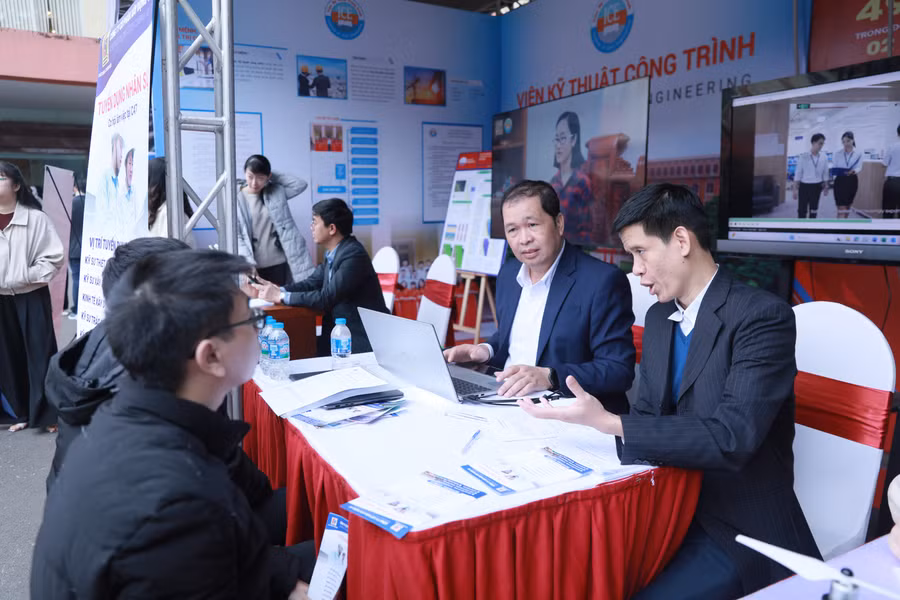 Nhiều sinh viên đến phỏng vấn tìm cơ hội việc làm.