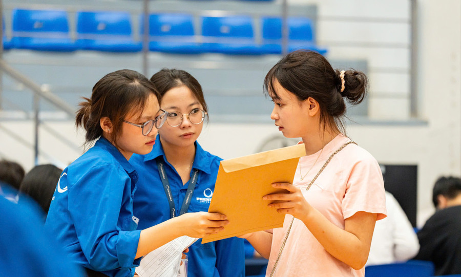 Sinh viên tình nguyện tư vấn cho tân sinh viên nhập học. hoc-4.jpg