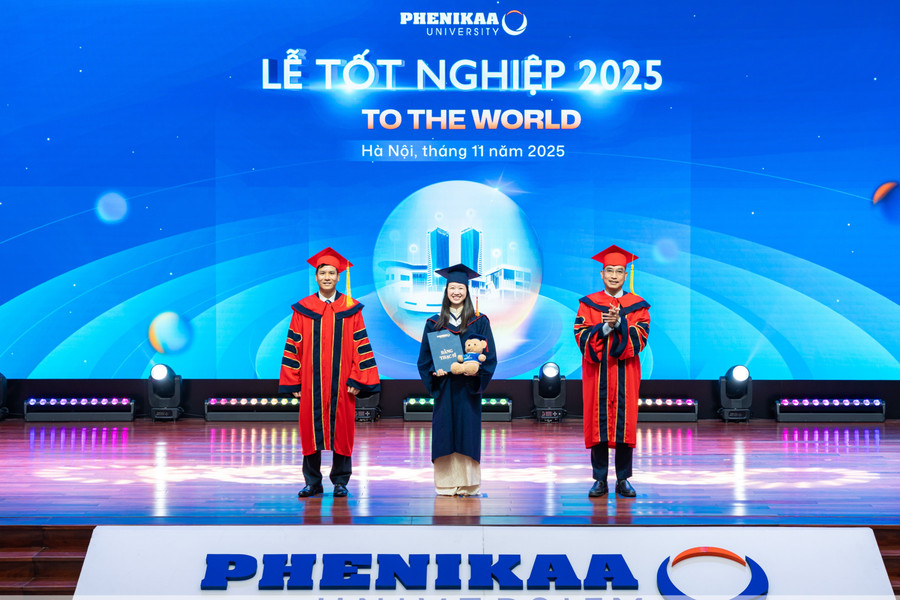 GS.TS Lê Trung Thành (bên phải) – Giám đốc Đại học Phenikaa trao bằng tốt nghiệp.