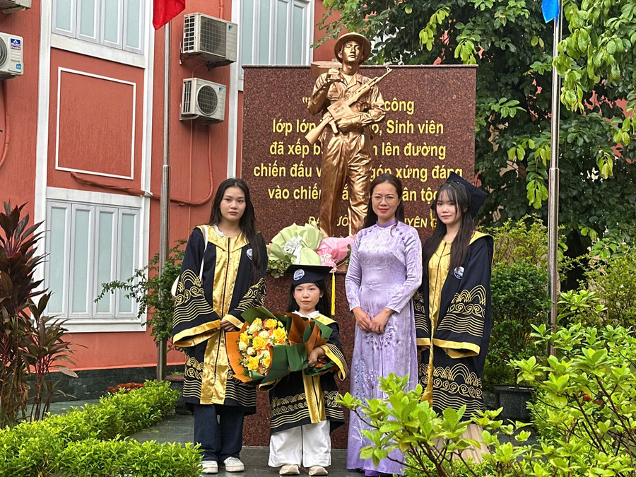 Bà Đặng Hương Giang - Trưởng Phòng Chính trị và Công tác sinh viên, Trường ĐH Thuỷ lợi cùng Phương tại tượng đài sinh viên và chiến sĩ của nhà trường. Ảnh NC. phuong-2.jpg