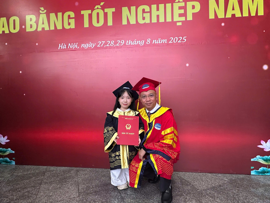 PGS.TS Nguyễn Hữu Huế - Chủ tịch Hội đồng Trường ĐH Thuỷ lợi chụp ảnh cùng Phương. Ảnh NC. phuong-1.jpg