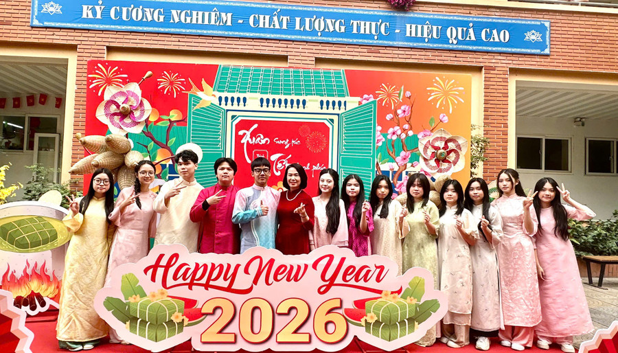 Cô Ngô Hồng Giang - cùng học trò trước giờ tham gia hoạt động trải nghiệm gói bánh chưng. Ảnh NC.