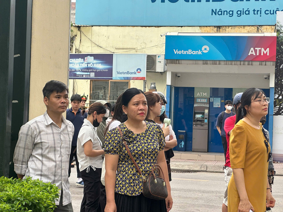 Nhiều phụ huynh mặc dù con đã vào phòng thi vẫn đứng chờ. Ảnh NC. thi-3.jpg