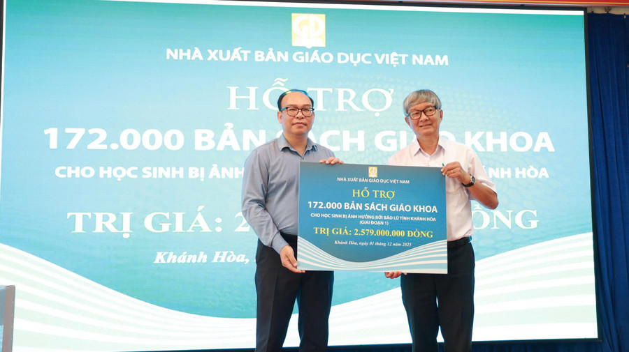 Ông Đặng Thanh Hải - Phó Tổng Giám đốc NXBGDVN trao biển tặng sách giáo khoa cho đại điện Sở GD&ĐT tỉnh Khánh Hòa.