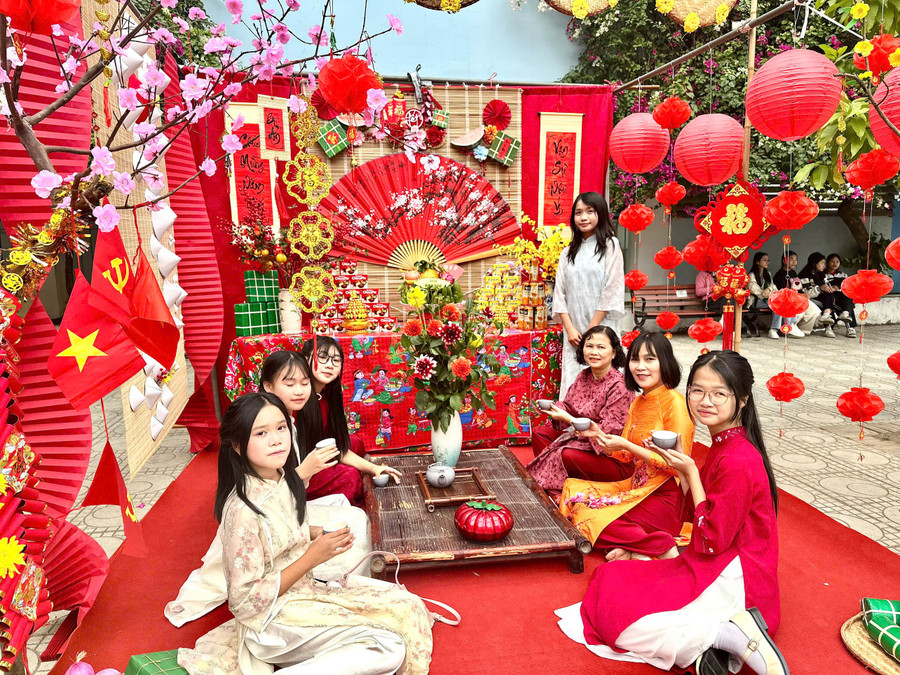 Không gian Tết được thầy, phụ huynh và trò học nhà trường bài trí tại các gian trại. Ảnh Ngô Chuyên.