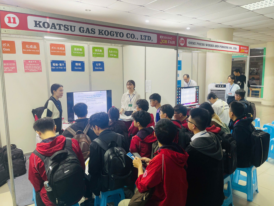 Sinh viên các trường đại học ở Hà Nội tham gia phỏng vấn tại Sekisho JobFair 2025.