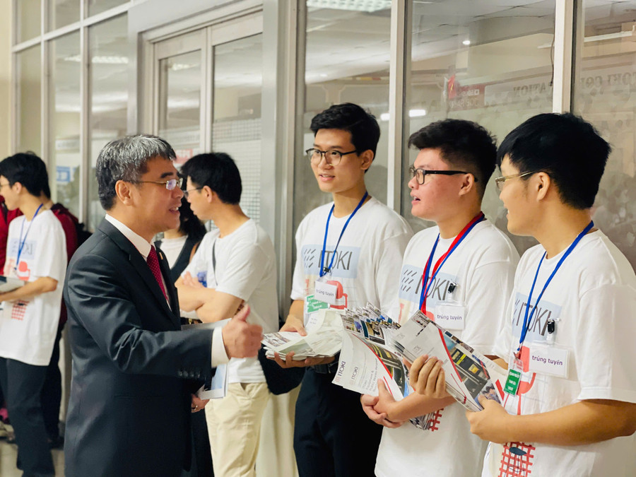 PGS.TS Huỳnh Đăng Chính – Phó giám đốc Đại học Bách khoa Hà Nội trao đổi cùng các đơn vị tuyển dụng. sinh-vien-1.jpg