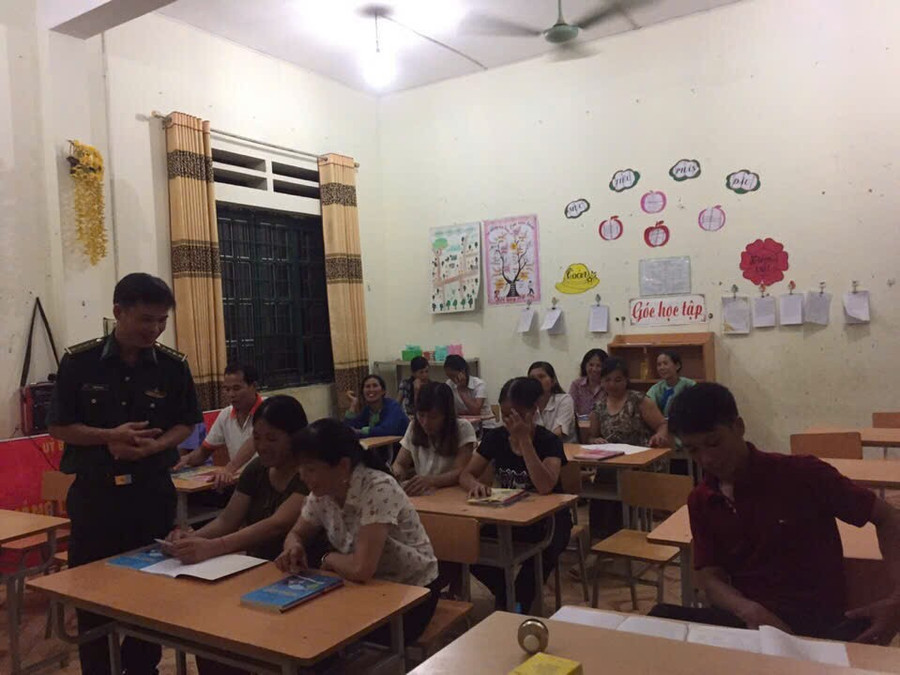 Trung tá Đinh Thái Đạt động viên học sinh học bài. Ảnh NVCC. dat-1.jpg