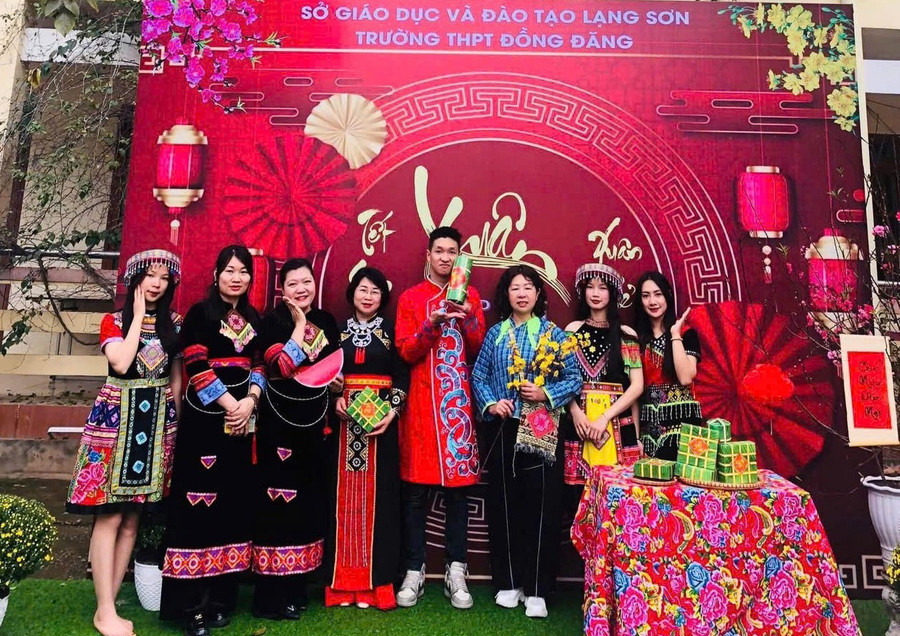 Học sinh Trường THPT Đồng Đăng (Lạng Sơn) tự hào mặc trang phục truyền thống của dân tộc mình trong các lễ hội.