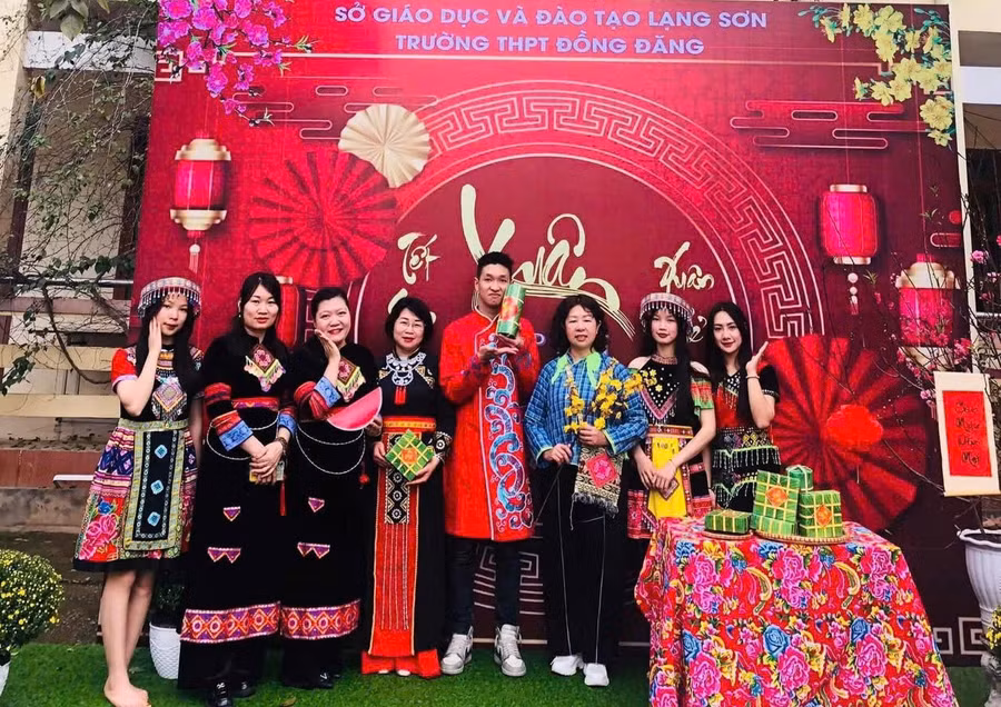 Học sinh Trường THPT Đồng Đăng (Lạng Sơn) tự hào mặc trang phục truyền thống của dân tộc mình trong các lễ hội.