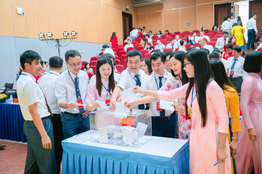 Đại biểu bỏ phiếu. mo-1.jpg
