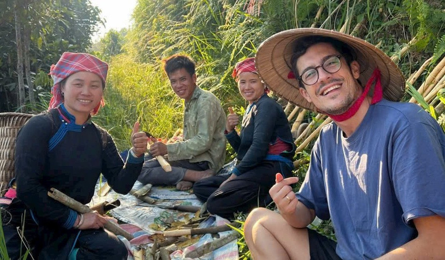 Những vị khách nước ngoài đến trải nghiệm tại Bản Liền Pine Homestay. thong-3.jpg