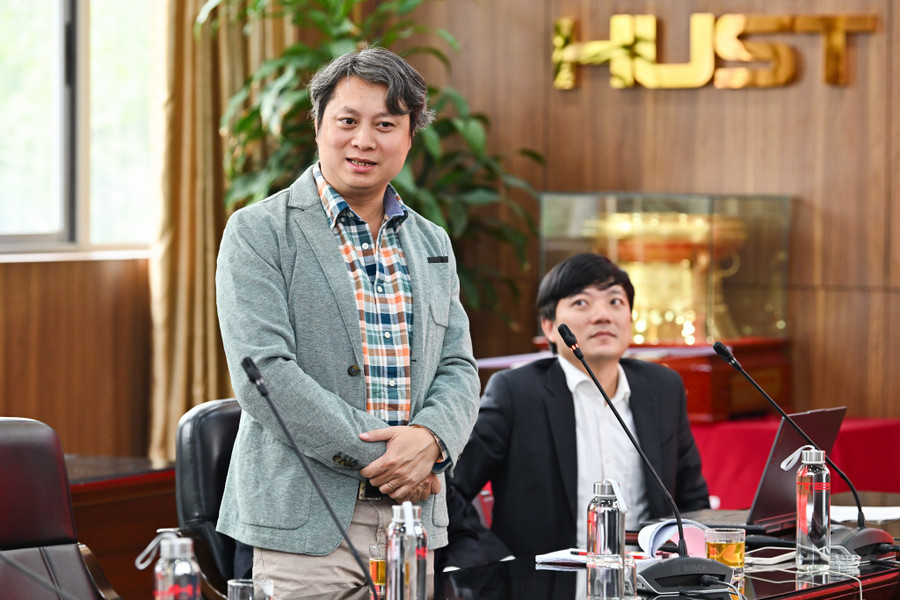 PGS Nguyễn Thành Vinh, giảng viên Đại học New South Wales (Australia) tham dự gặp mặt các nhà khoa học doanh nhân, kiều bào ở nước ngoài về thăm và làm việc. Ảnh: Duy Thành.