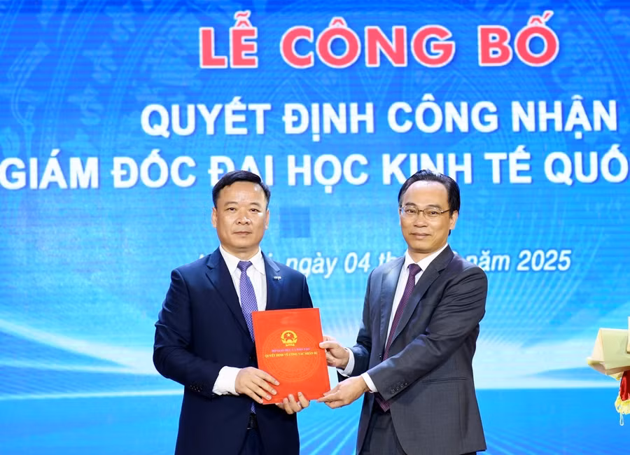 Thứ trưởng Bộ GD&ĐT Hoàng Minh Sơn trao Quyết định công nhận Giám đốc Đại học Kinh tế Quốc dân.